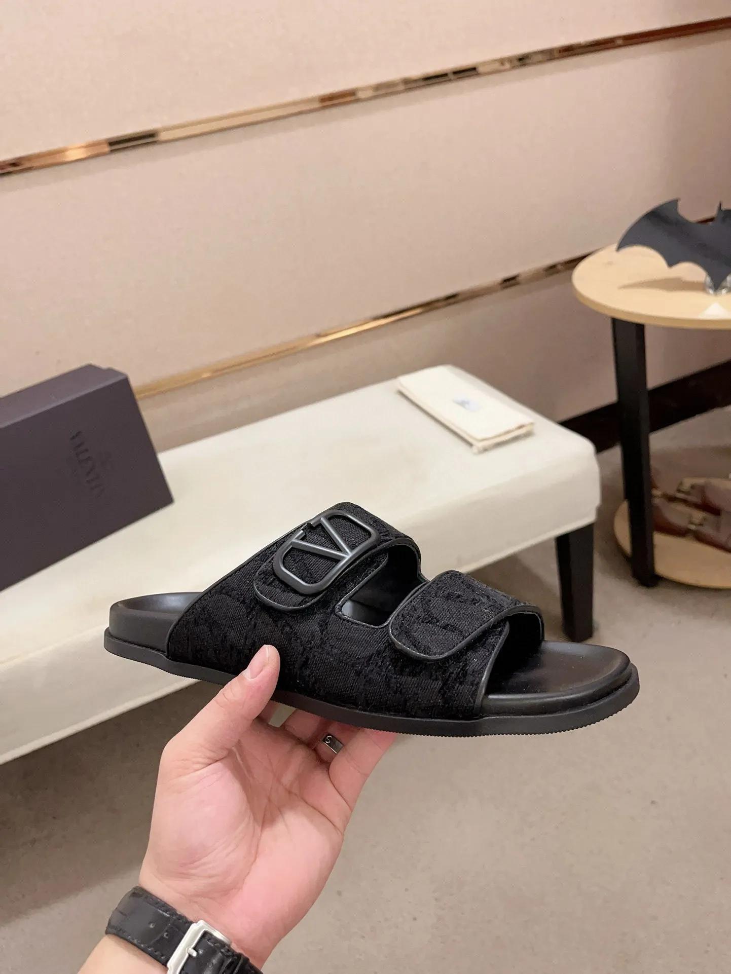 Men's shoes💰: 440💰[Valentino] New men's boutique slippers, counter quality, classic plaid, the actual workmanship is quite complex🔰The uppers are made of imported fabrics➕🐑Sheepskin lining, which tests the craftsman's craftsmanship➕original PU outsole. Size: 38-44 (45 can be customized, non-refundable)